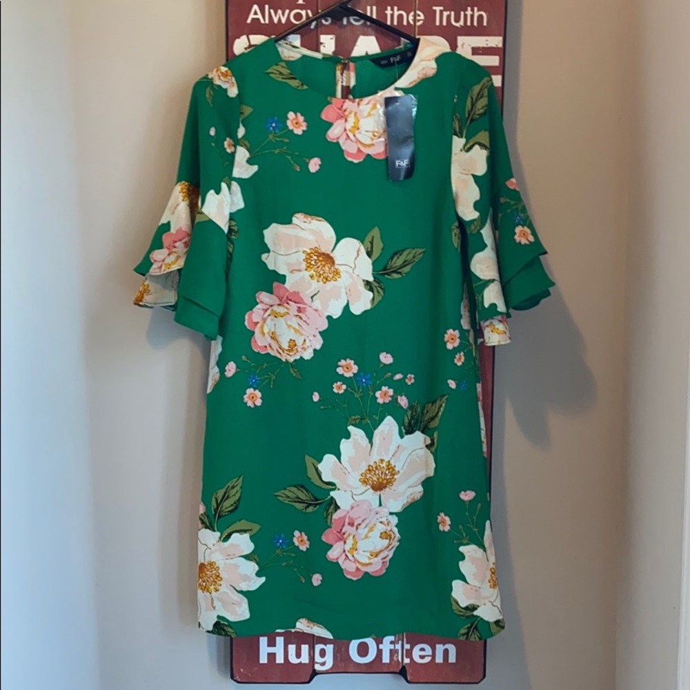 Dress midi flower printed frills on sleeves .